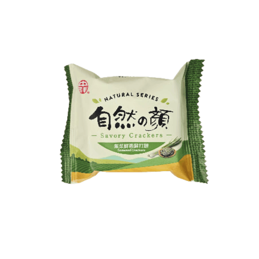 A green package of seaweed crackers with images of seaweed and green onions, featuring text in both English and Chinese. 